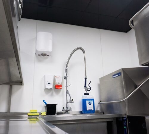 hygienische-wandafwerking-horeca-keuken Hygiënische wandafwerking horecakeuken FRP HACCP