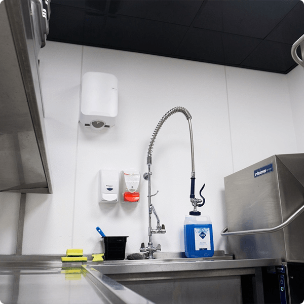 Hygiënische wandafwerking FRP plaat HACCP renovatie