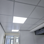 Installatie FRP systeemplafond in productieruimte