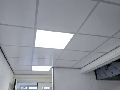 Installatie FRP systeemplafond in productieruimte