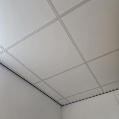 wit systeemplafond in hygiënische ruimte