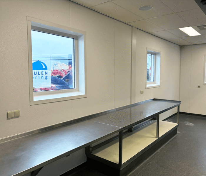 Wandbescherming-Javeko-catering-resultaat-01 Hygiënische wandbescherming cateringkeuken met FRP wandplaten