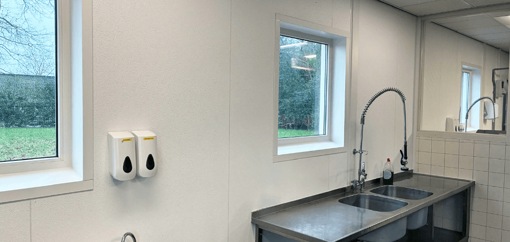 Hygiënische wandafwerking voor een cateringkeuken in Noord-Brabant
